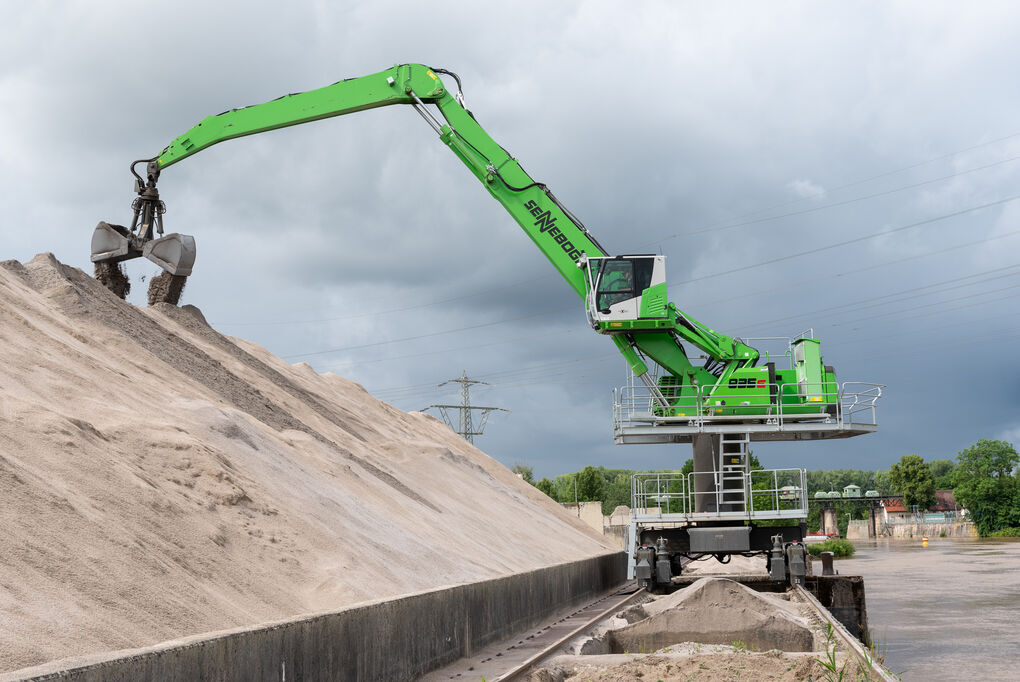csm_SENNEBOGEN_835_E_material_handler_port_Valet_und_Ott__1__smaller_16d4d868d2