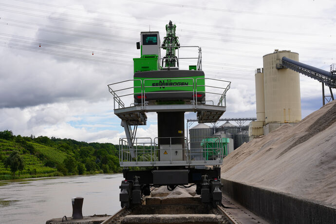 csm_SENNEBOGEN_835_E_material_handler_port_Valet_und_Ott__3__smaller_e456d97ba8